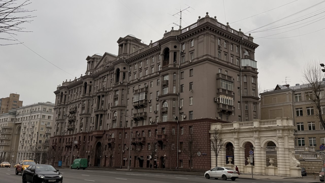Одна из самых красивых сталинок в столице. Ее архитектора лишили госпремии за «излишества» . Фото: Мир Квартир