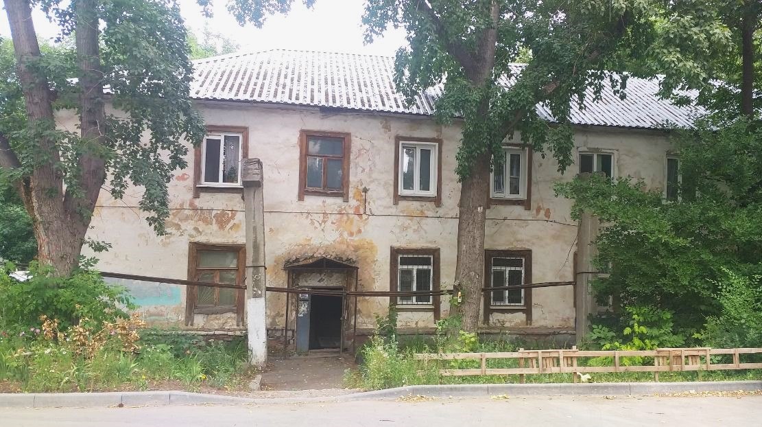 В аварийных домах средства на капремонт не перечисляют. Фото автора