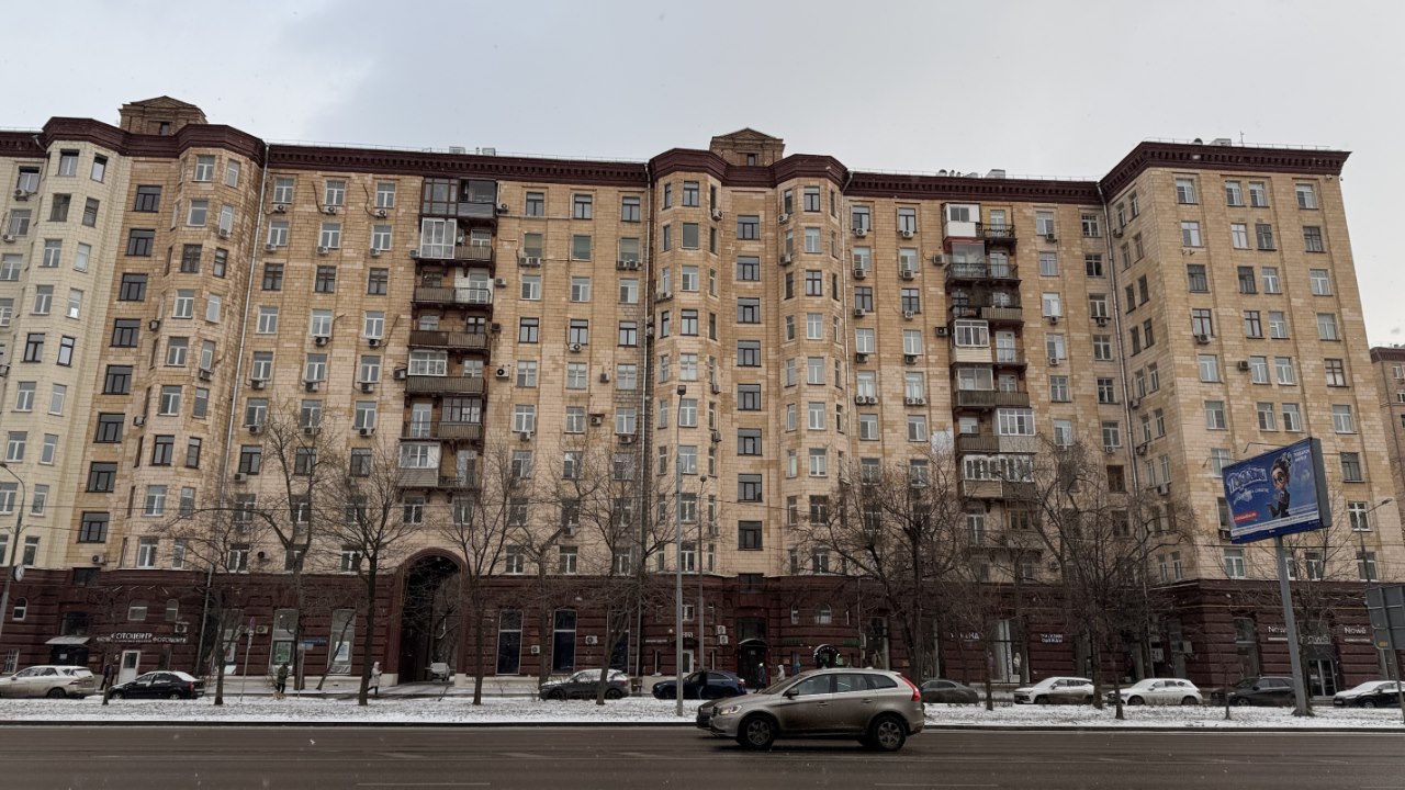В фасадной сталинке жили известные актеры, а дом и сам стал героем фильма. Фото: Мир Квартир