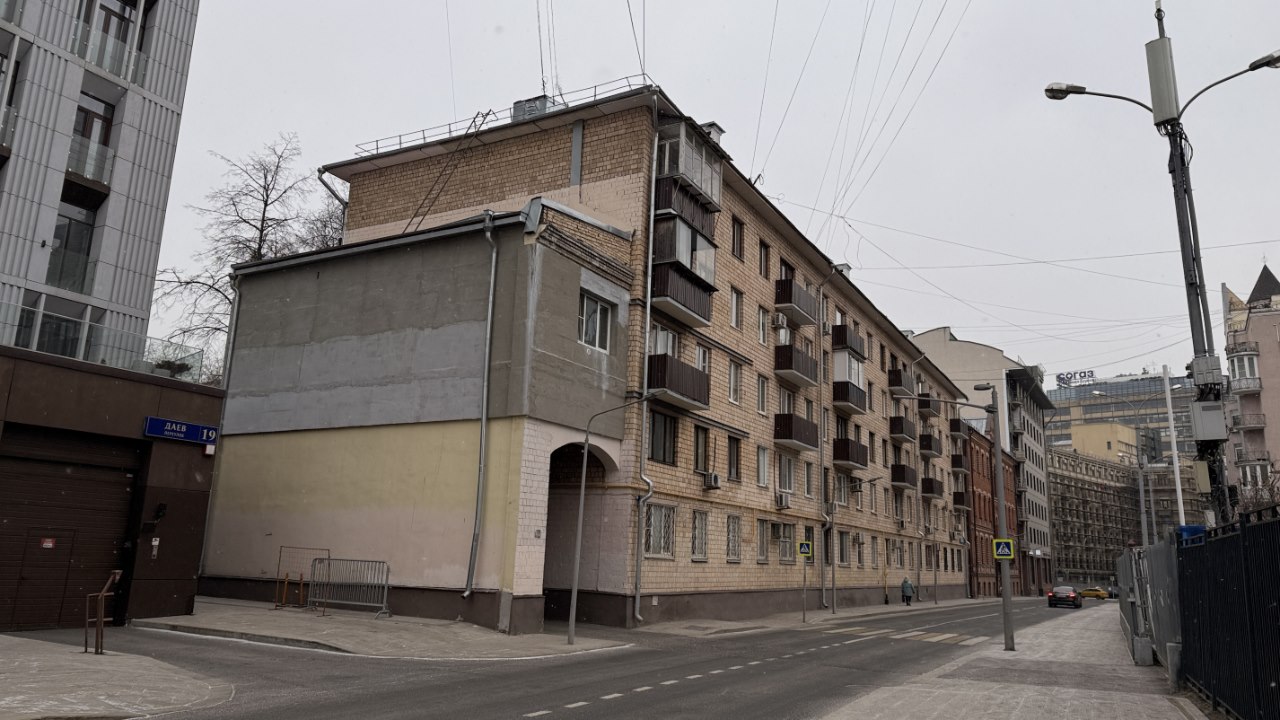 Статусный дом построили без архитектурных излишеств, но с высокой аркой. Фото: Мир Квартир