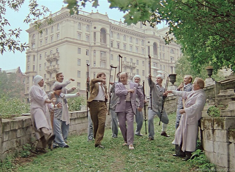 И все-таки, поверьте историку: осчастливить против желания нельзя. Кадр из фильма Покровские ворота