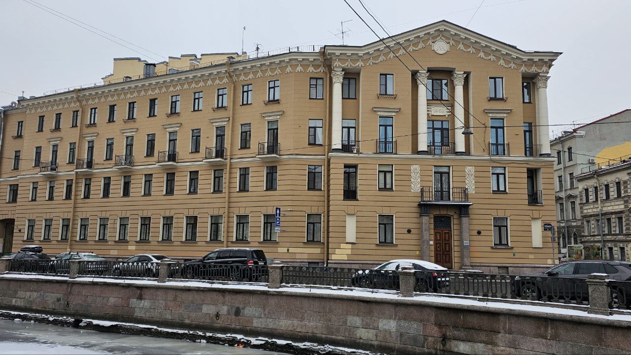 Четырехэтажная сталинка вписалась в застройку XIX века. Фото: Мир Квартир