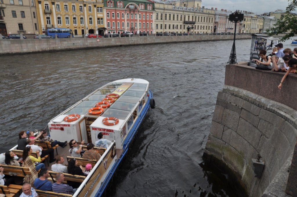 Нива упала в воду