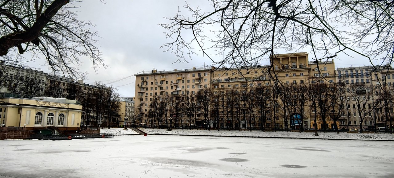 Вид Патриарших прудов знаком всем московским озорным гулякам. Фото: Мир Квартир