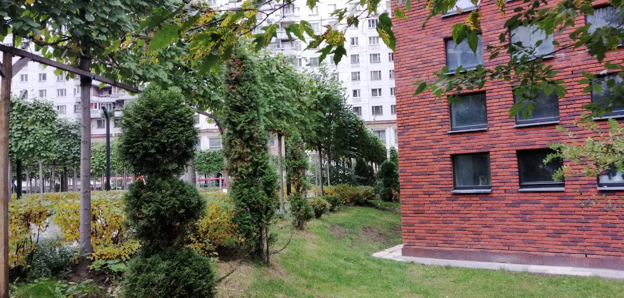 На вторичном рынке хорошее благоустройство двора ценится выше цифровых прибамбасов. Фото: Мир Квартир
