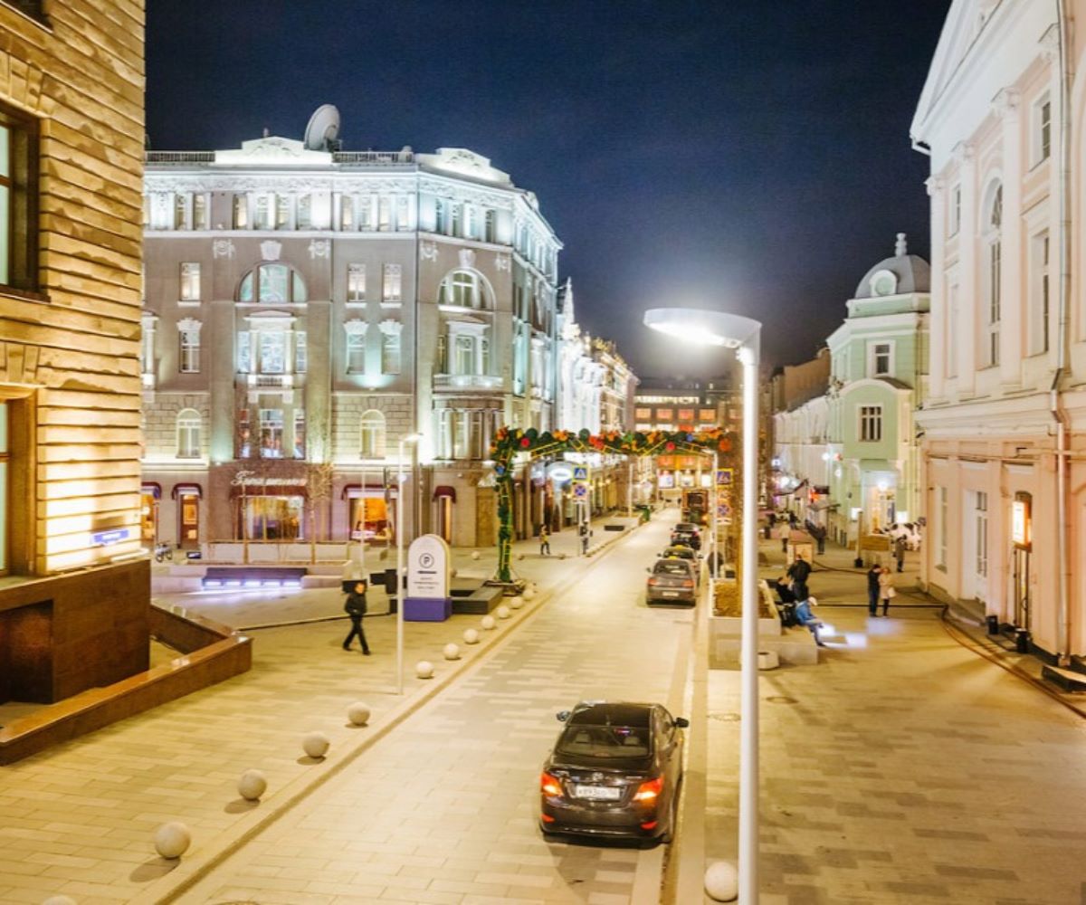 Все переулки москвы. Улица большая Дмитровка. Большая Дмитровка Москва. Улица Дмитровка в Москве. Улица большая Дмитровка зимой.